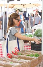 JENNIFER GARNER Shopping at Farmers Market in Brentwood 09/24/2017
