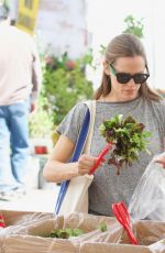 JENNIFER GARNER Shopping at Farmers Market in Brentwood 09/24/2017