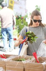 JENNIFER GARNER Shopping at Farmers Market in Brentwood 09/24/2017