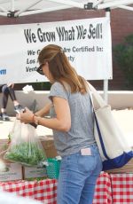 JENNIFER GARNER Shopping at Farmers Market in Brentwood 09/24/2017