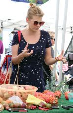 JODIE SWEETIN Shopping at Farmer