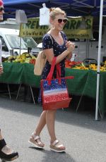 JODIE SWEETIN Shopping at Farmer