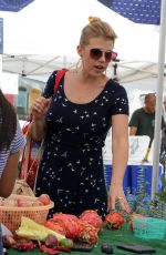 JODIE SWEETIN Shopping at Farmer