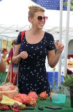 JODIE SWEETIN Shopping at Farmer