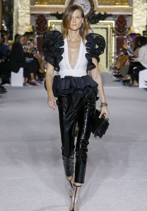 KASIA STRUSS at Balmain Spring/Summer 2018 Fashion Show