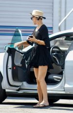 KATE HUDSON Arrives on the Set of Sister in Los Angeles 08/31/2017