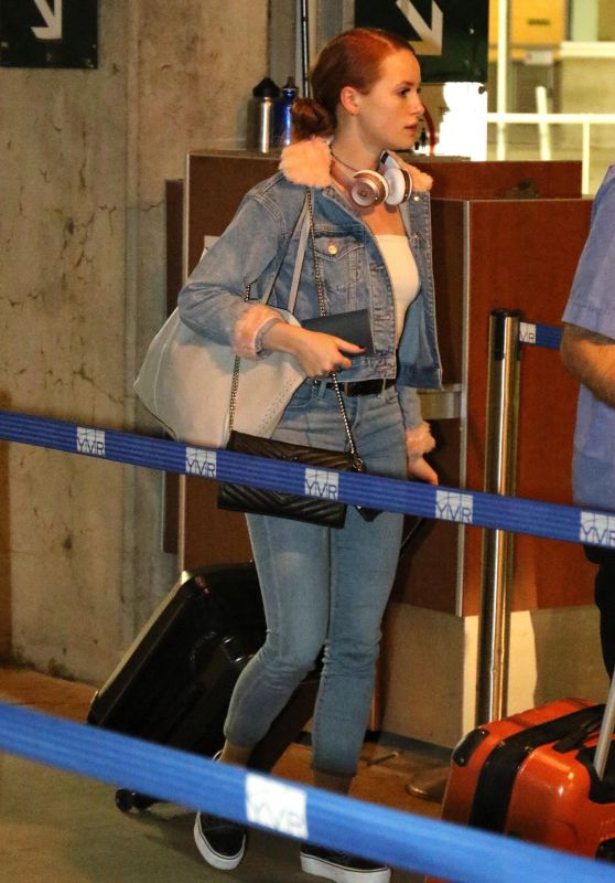 MADELAINE PETSCH at Vancouver Airport 09/24/2017
