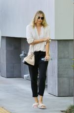 MARIA SHARAPOVA Leaves a Nail Aalon in Manhattan Beach 09/16/2017