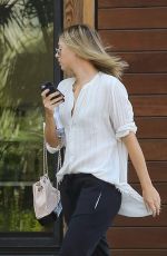 MARIA SHARAPOVA Leaves a Nail Aalon in Manhattan Beach 09/16/2017