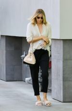 MARIA SHARAPOVA Leaves a Nail Aalon in Manhattan Beach 09/16/2017