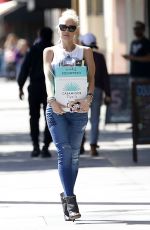 Pregnant GWEN STEFANI Leaves a Liquor Store in Sherman Oaks 09/22/2017
