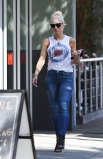 Pregnant GWEN STEFANI Leaves a Liquor Store in Sherman Oaks 09/22/2017