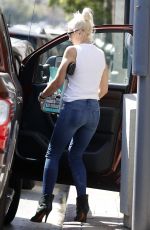 Pregnant GWEN STEFANI Leaves a Liquor Store in Sherman Oaks 09/22/2017