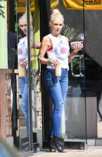 Pregnant GWEN STEFANI Leaves a Liquor Store in Sherman Oaks 09/22/2017