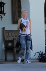 Pregnant GWEN STEFANI Leaves Palm Springs 09/24/2017