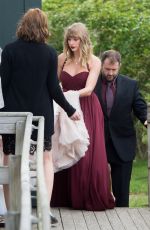 TAYLOR SWIFT at Friend