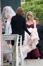 TAYLOR SWIFT at Friend