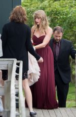 TAYLOR SWIFT at Friend