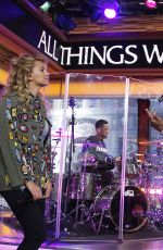 TORI KELLY Peforms at Good Morning America 09/22/2017