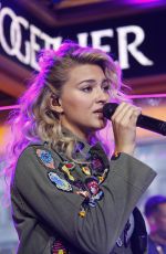 TORI KELLY Peforms at Good Morning America 09/22/2017