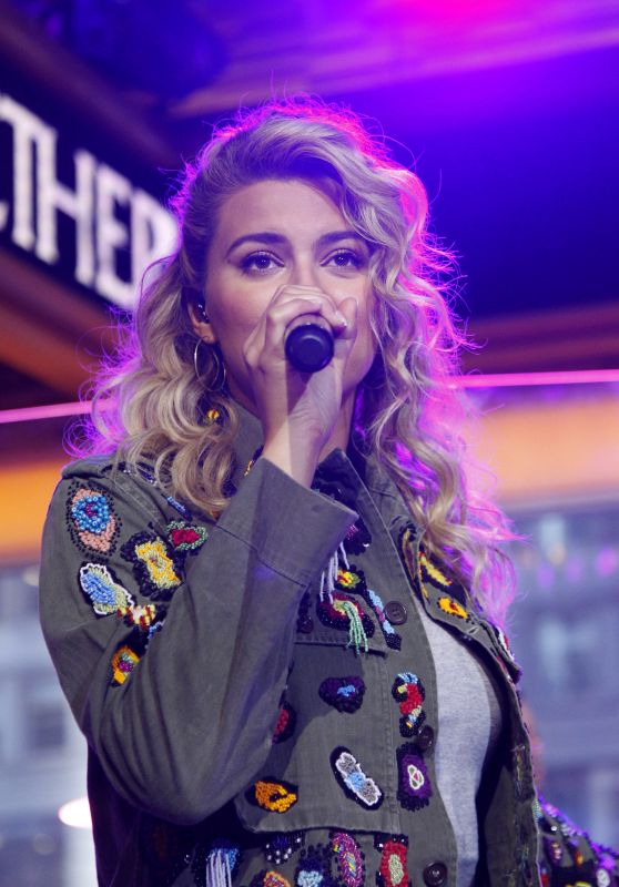 TORI KELLY Peforms at Good Morning America 09/22/2017