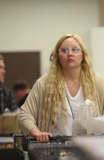 AMANDA BYNES Shopping at Ralphs in Los Angeles 09/30/2017