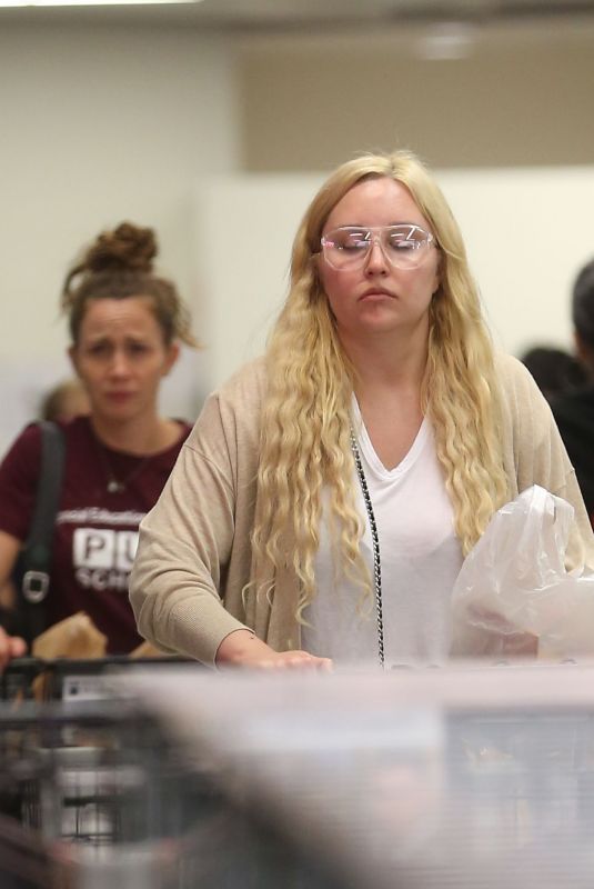 AMANDA BYNES Shopping at Ralphs in Los Angeles 09/30/2017