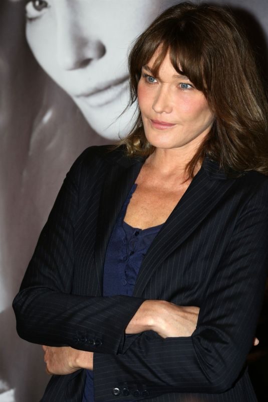 CARLA BRUNI Begins Her World Music Tour in Athens 10/22/2017