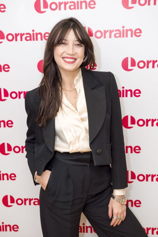 DIASY LOWE at Lorraine Show in London 10/11/2017