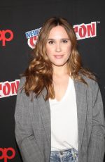 EDEN BROLIN and DILAN GWYN at Beyond Photocall at New York Comic-con 10/07/2017