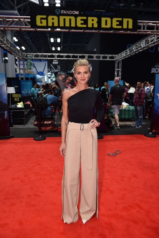 ELIZA COUPE at Fandom Fest at 2017 New York Comic-con 10/06/2017