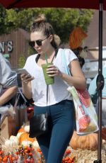 ELIZABETH OLSEN Shopping at Trader Joe