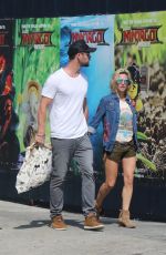 ELSA PATAKY and Chris Hemsworth Out Shopping in Venice Beach 10/02/2017