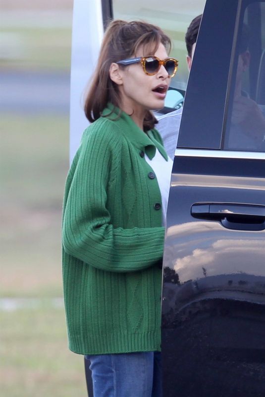 EVA MENDES Flying into Atlanta 10/15/201