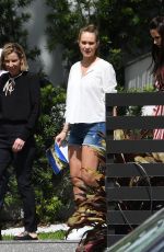 HANNAH DAVIS Out House Hunting in Miami 10/04/2017