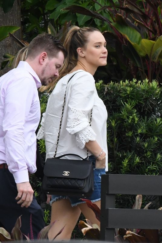 HANNAH DAVIS Out House Hunting in Miami 10/04/2017