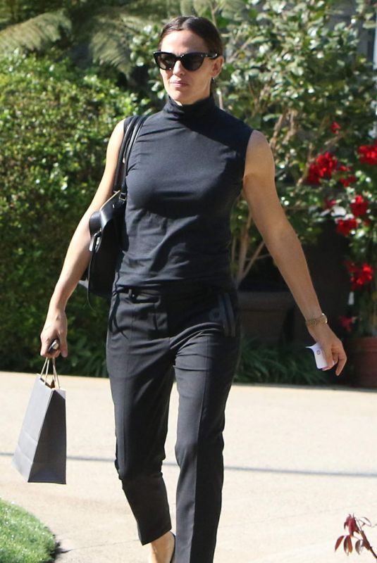 JENNIFER GARNER Out and About in Los Angeles 10/13/2017