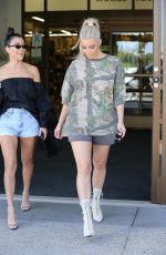 KIM and KOURTNEY KARDASHIAN Shopping at Bbuybuy Baby in Calabasas 10/09/2017