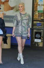 KIM and KOURTNEY KARDASHIAN Shopping at Bbuybuy Baby in Calabasas 10/09/2017