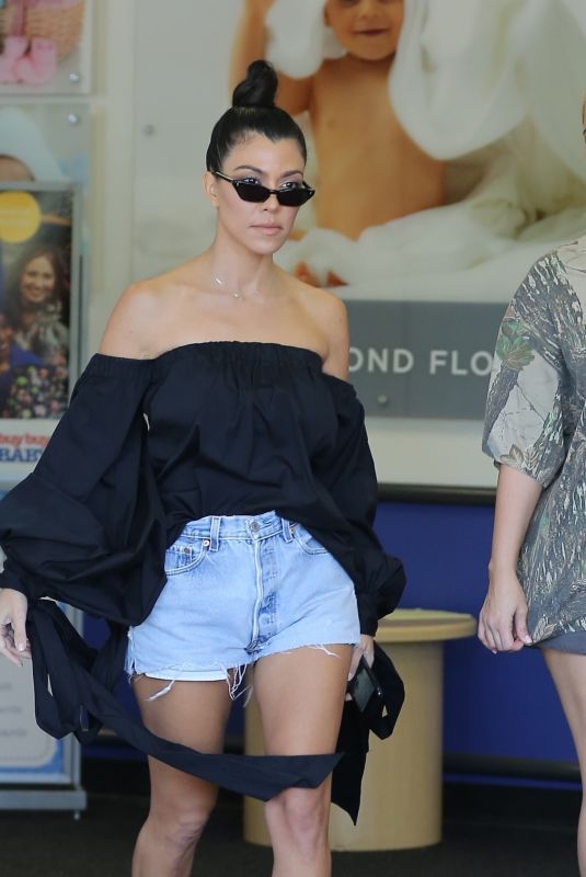 KIM and KOURTNEY KARDASHIAN Shopping at Bbuybuy Baby in Calabasas 10/09/2017