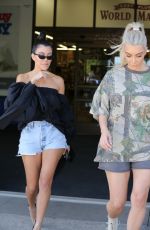 KIM and KOURTNEY KARDASHIAN Shopping at Bbuybuy Baby in Calabasas 10/09/2017