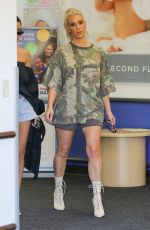 KIM and KOURTNEY KARDASHIAN Shopping at Bbuybuy Baby in Calabasas 10/09/2017