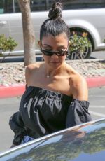 KIM and KOURTNEY KARDASHIAN Shopping at Bbuybuy Baby in Calabasas 10/09/2017