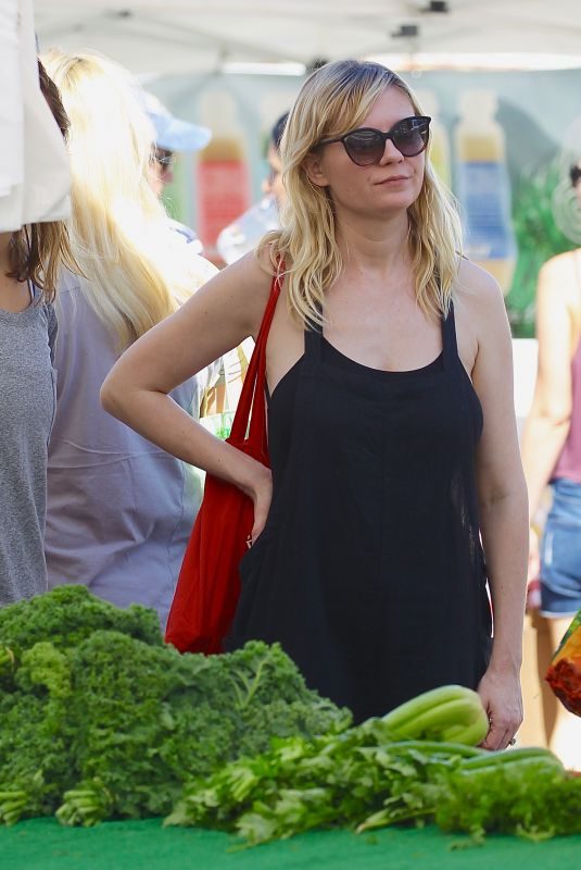 KIRSTEN DUNST Shopping at Farmers Market in Studio City 10/08/2017