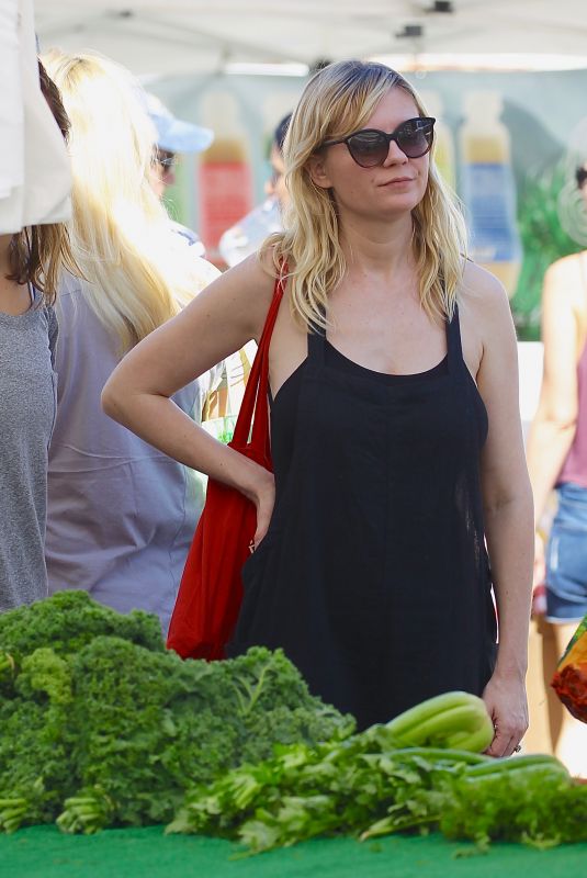 KIRSTEN DUNST Shopping at Farmers Market in Studio City 10/08/2017