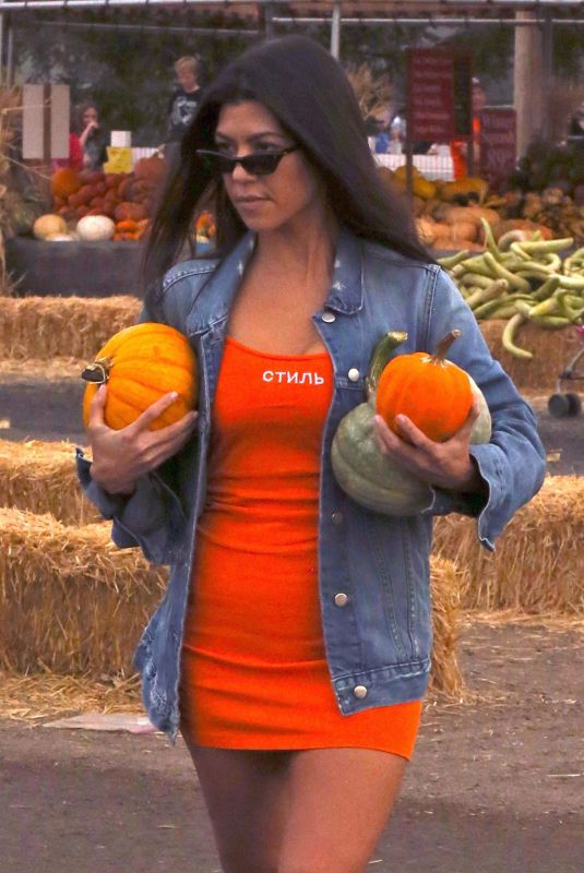 KOURTNEY KARDASHIAN Buy Pumpkins in Moorpark 10/29/2017