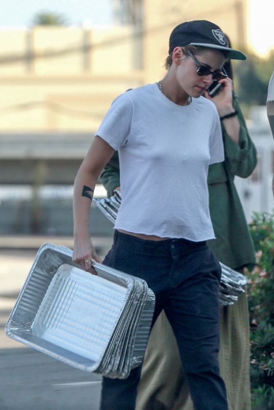 KRISTEN STEWART Feeds the Homeless in Santa Monica 10/19/2017