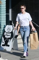 KRISTEN STEWART Out for Lunch in Los Angeles 10/01/2017