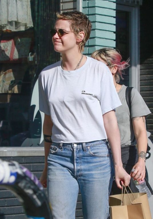 KRISTEN STEWART Out for Lunch in Los Angeles 10/01/2017