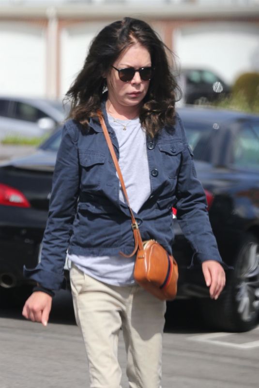 LARA FLYNN BOYLE Shopping at Walgreens in Beverly Hills 10/03/2017